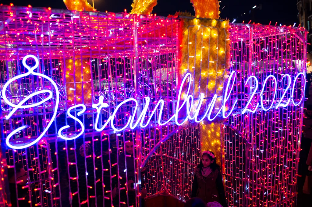 Hatalmas tömeg gyűlt össze Isztambulban a Taksim téren is, ahol a fénydekoráció előtt pózolnak az emberek