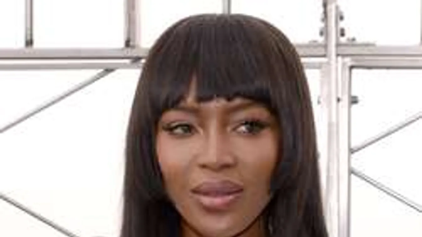 Hoppá: ágaskodó mellbimbót villantott a 46 éves topmodell!