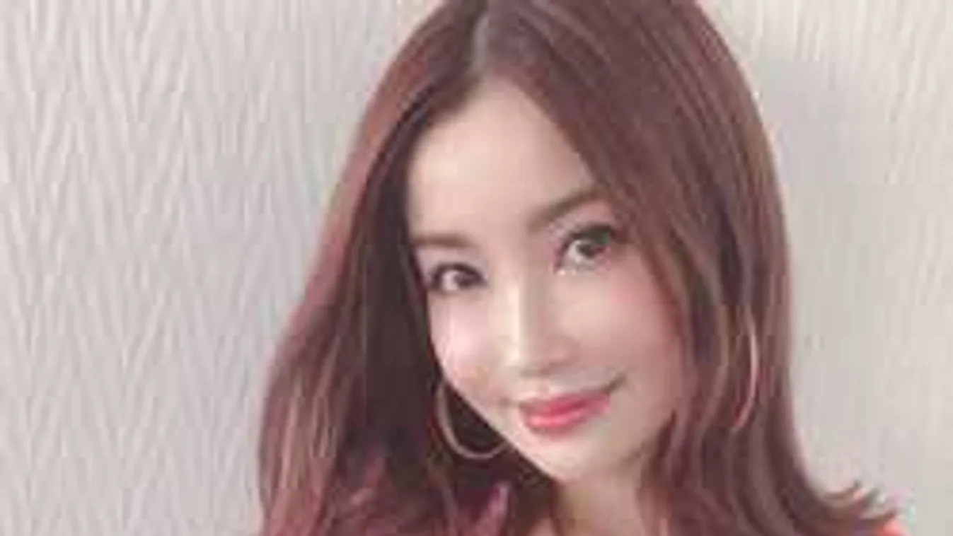 Egészen elképesztő, hány éves ez a modell kiscsaj: Nem találod ki