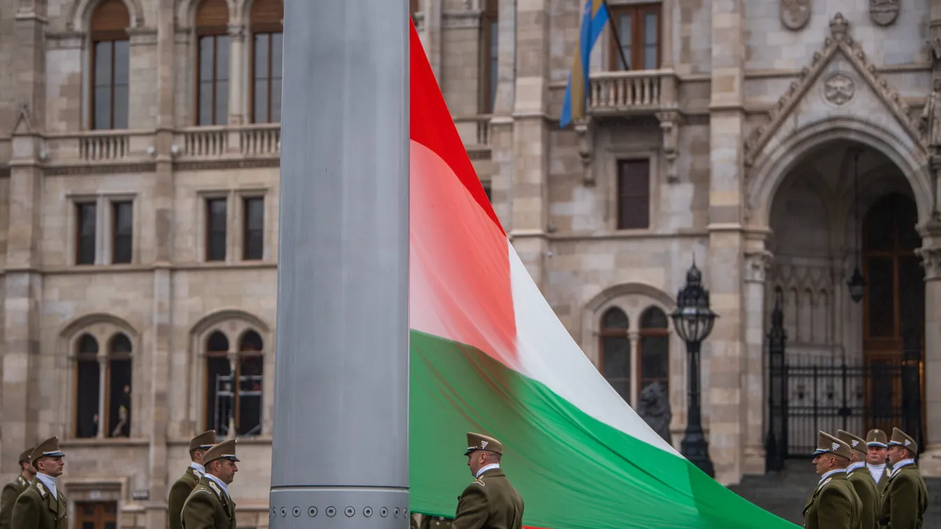 Félárbócon a nemzeti lobogó, fekete zászló a Parlamenten