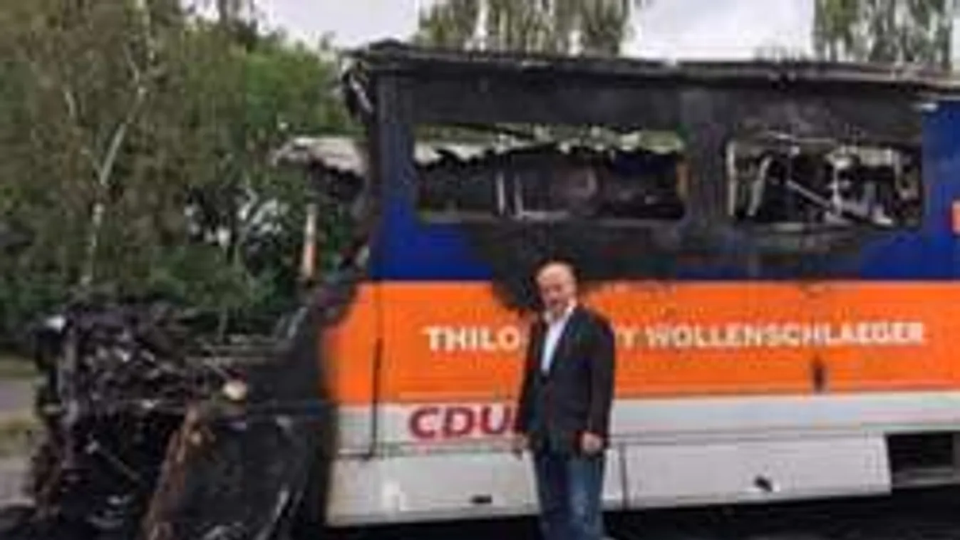 Felgyújtották Angela Merkel egyik kampánybuszát