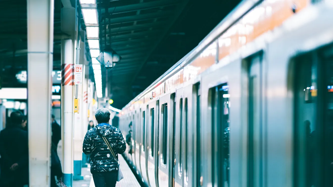 Pánik a koronavírus miatt: köhögött egy utas, leállt a metró Japánban