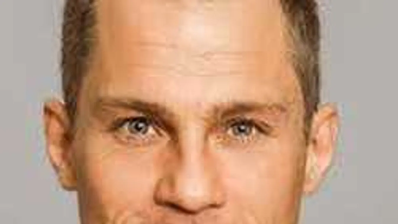 Hihetetlen, elhagyja családját Hujber Ferenc