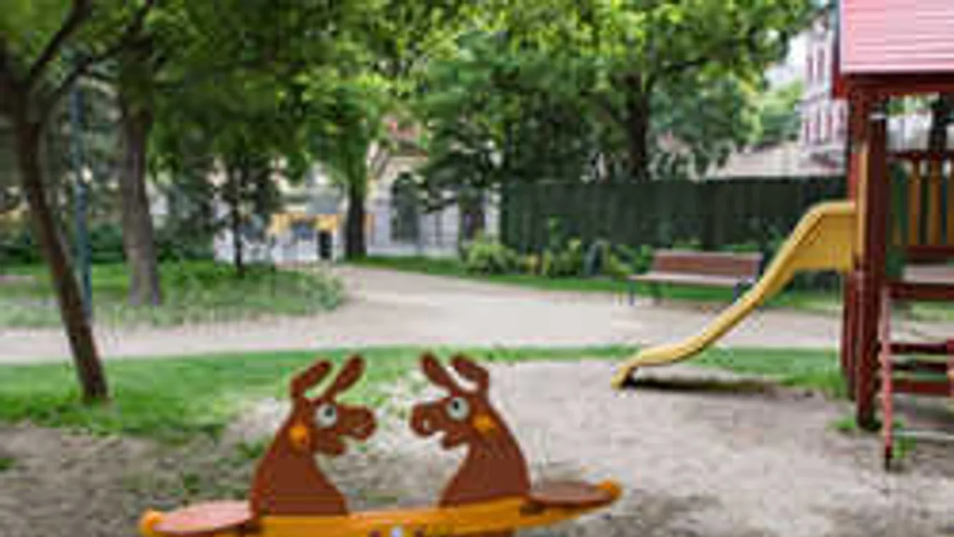 A nyócker nem hagyja magát: Megvédik a játszótereket!