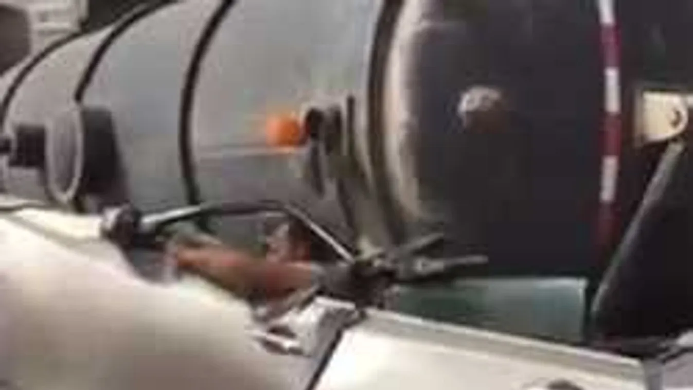 Elképesztő autóbalesetet úszott meg a szerencsés férfi!