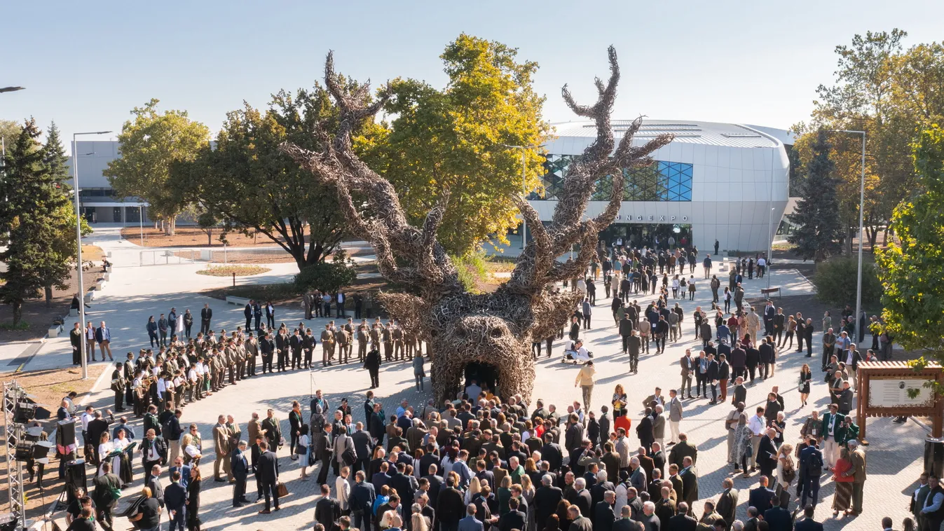 Ilyen csodaszarvassá válik a vadászati világkiállítás bejáratánál álló agancsszobor