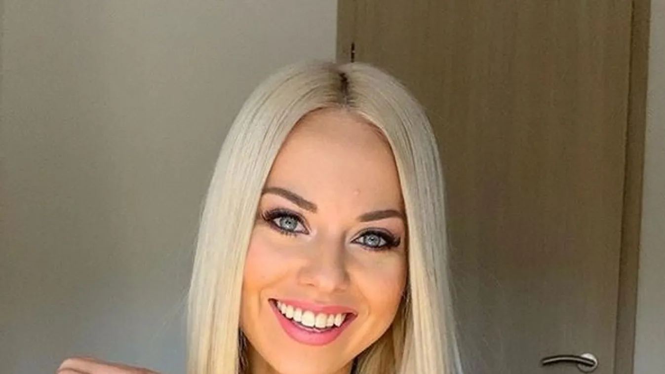 Felforr a levegő Virág formás dekoltázsától