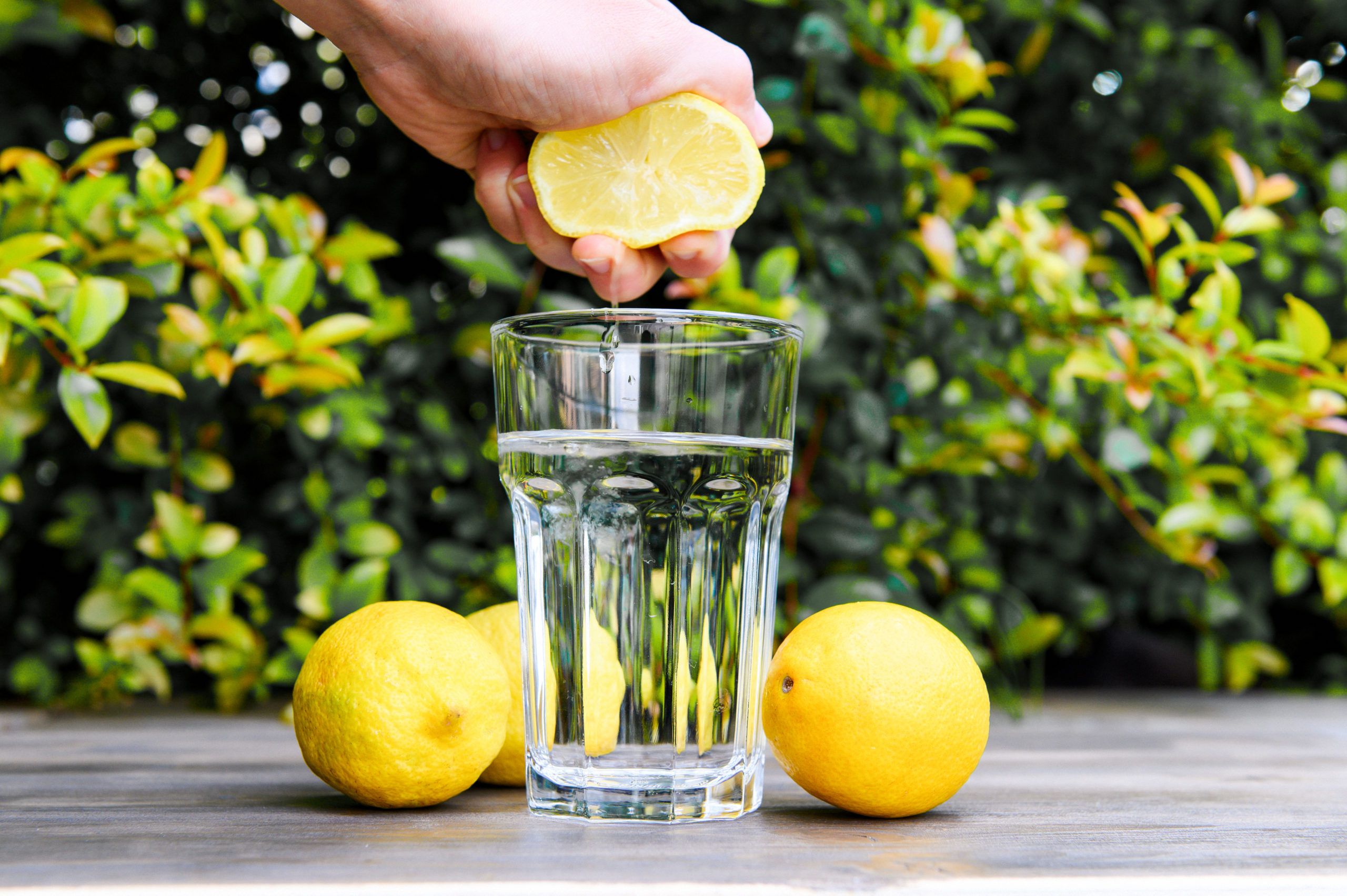 Squeezing,A,Lemon,Into,The,Water.,Cooking,Lemon,Water.
