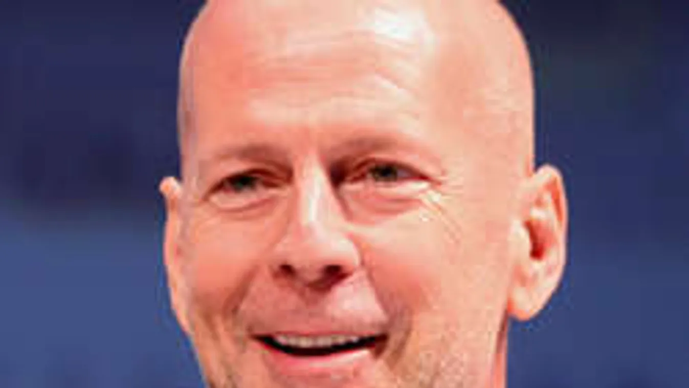 Megint lánya égeti a szupersztárt! Cicit villantott egy étteremben!