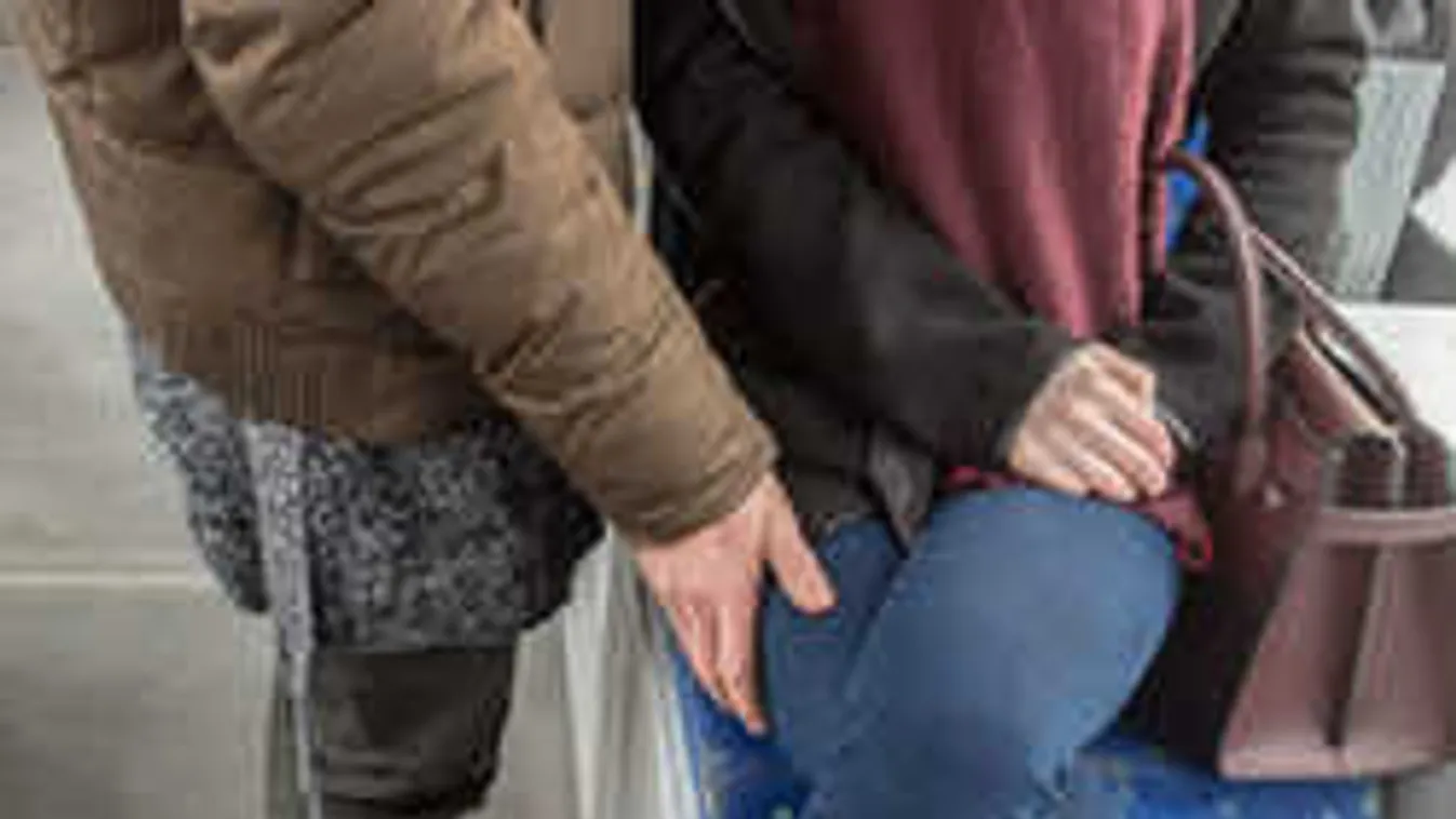 Nyomuló perverz tapogatta a fiatal lányt a budapesti villamoson