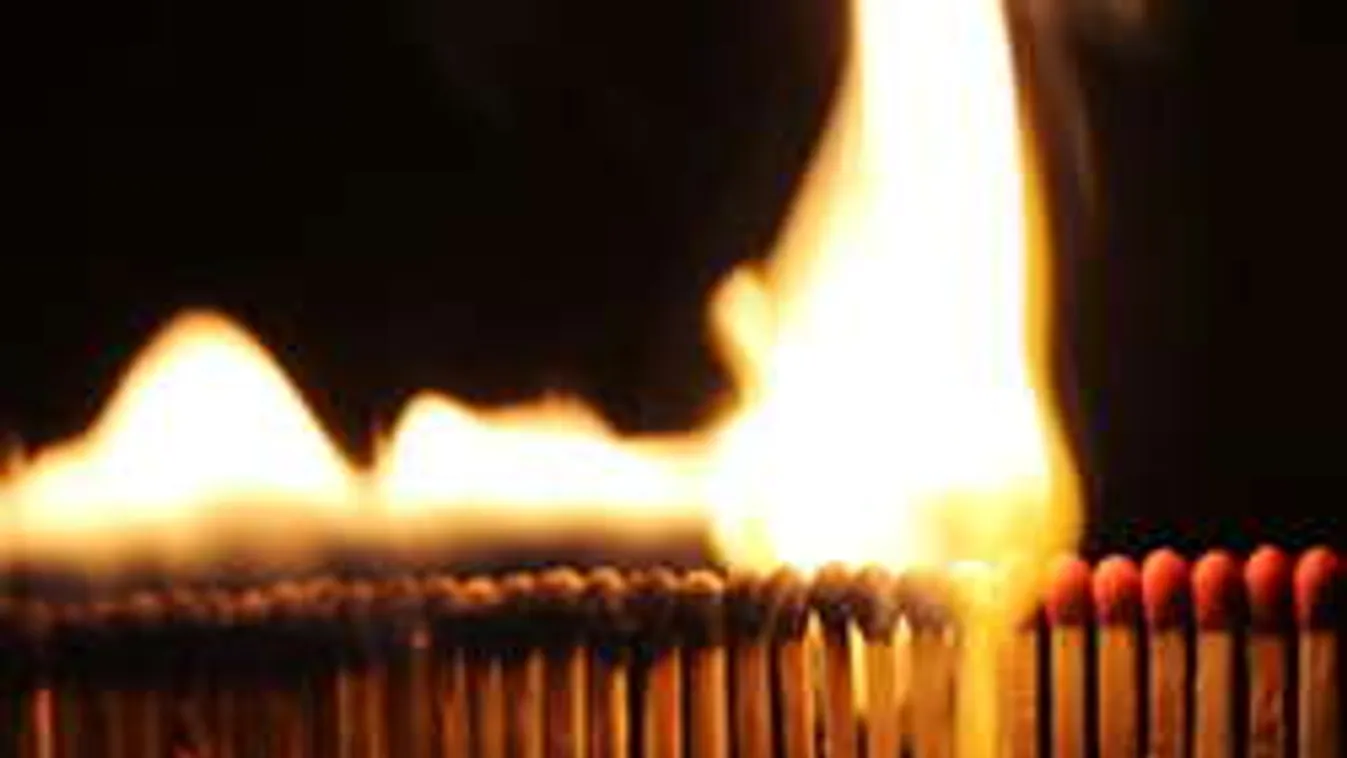 Tűzdominó tarol a neten: így lobban lángra 6000 gyufaszál