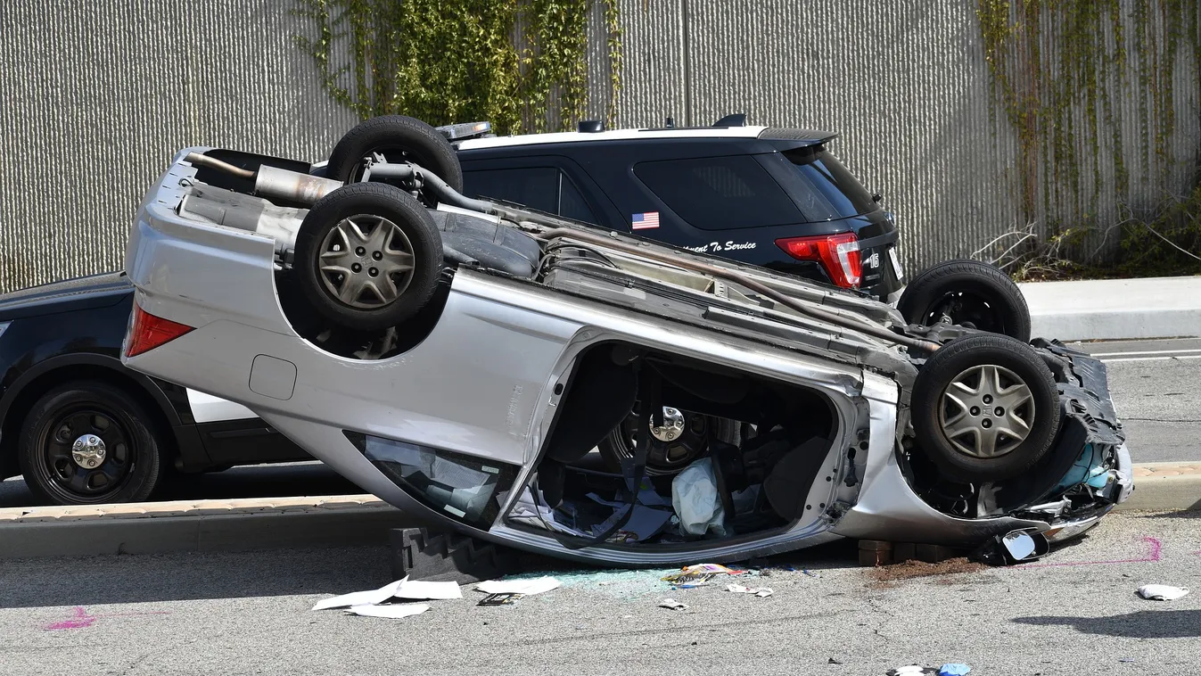 Felborult egy kisteherautó Pesten, a Baross utcánál