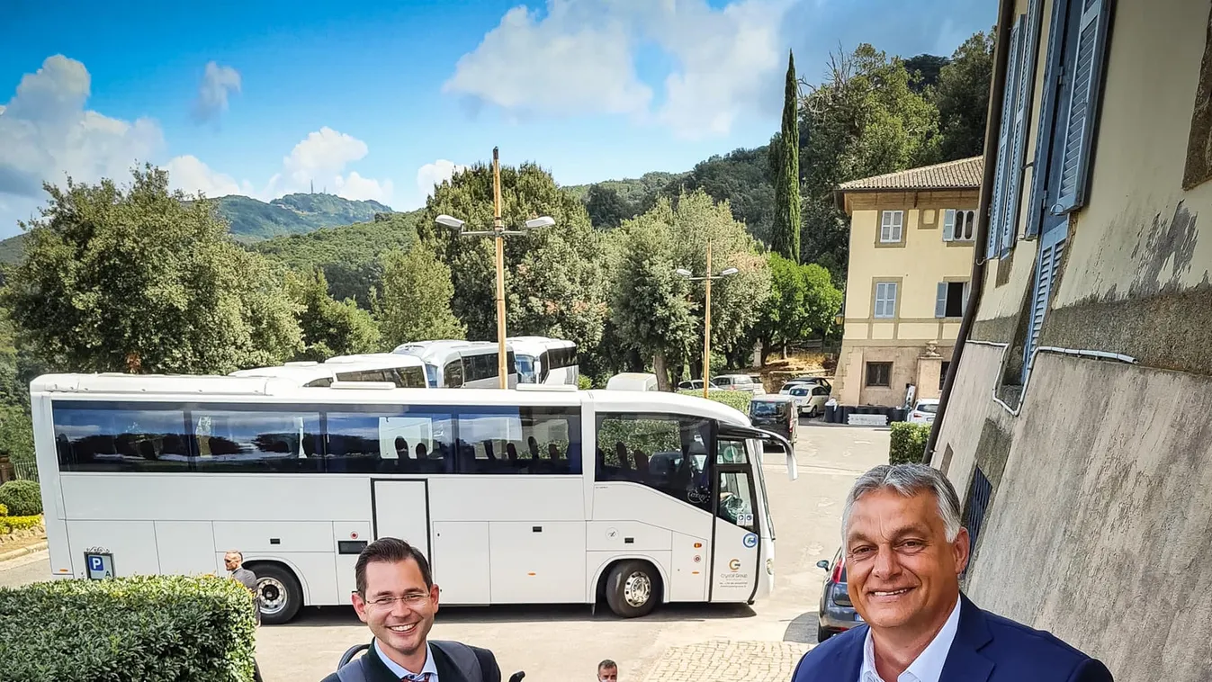 A cserkész, ahol tud, segít – így még tuti nem láthattad Orbán Viktort