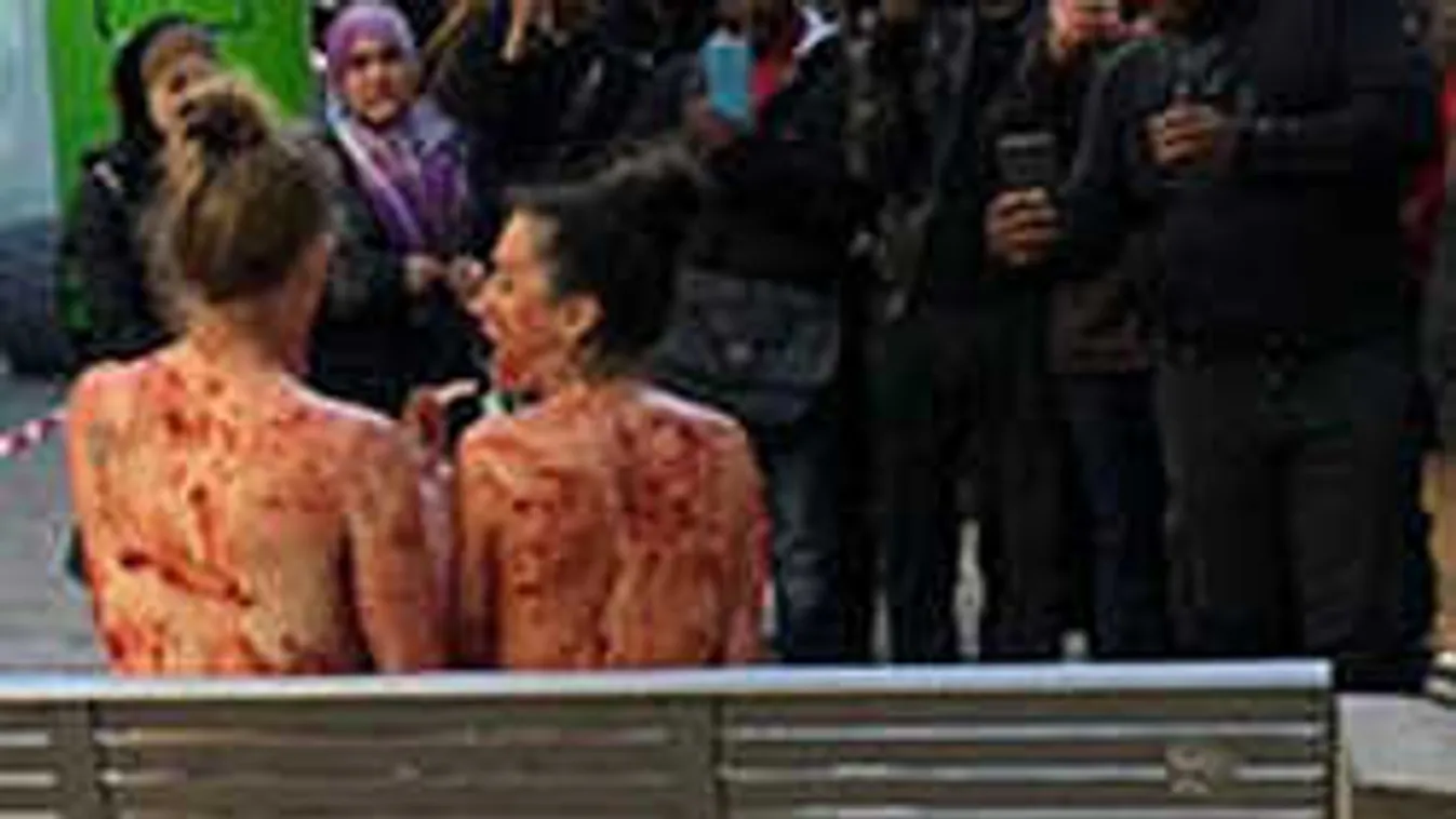 Döbbenet az utcán: ezt művelték egymással a meztelen nők