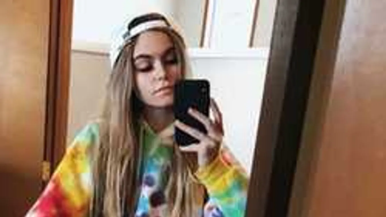 Meztelenkedés közben kapták rajta a modelleket a tóparton!