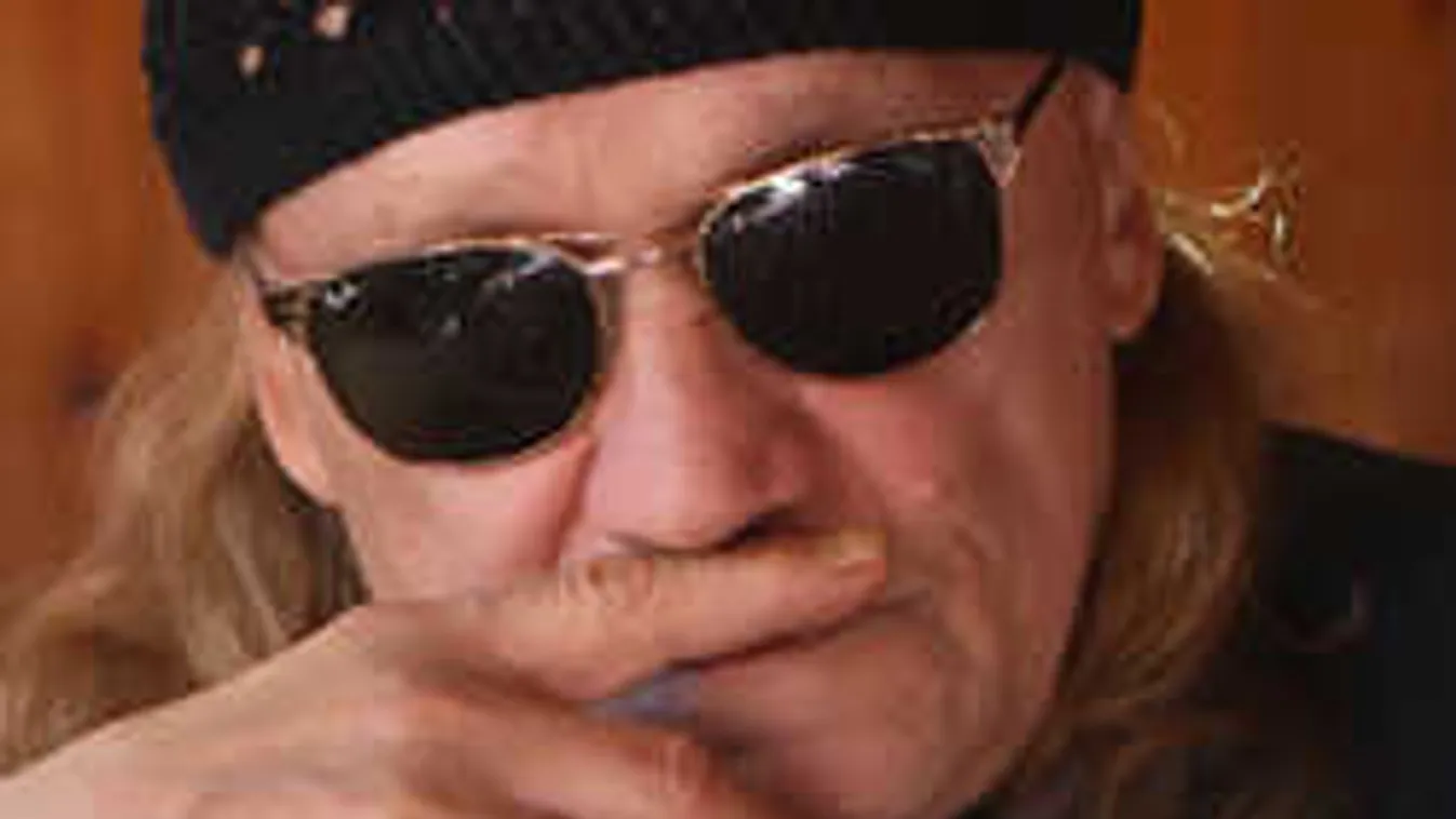 Itt a bizonyíték: Alkoholt ivott a színpadon Charlie!