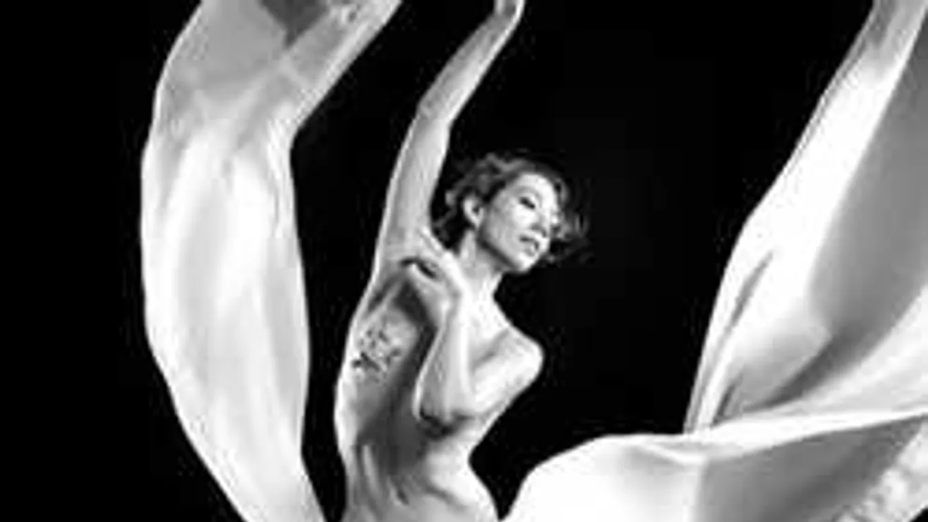 Rajtakapták a meztelenül gyakorló balett-táncosnőt!