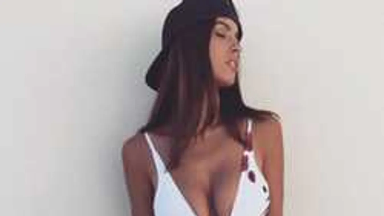 Félmeztelenül pucsított óriásit a hatalmas mellű modell