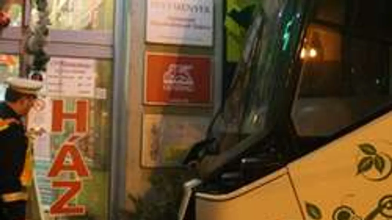 Kirakatba rohant a villamos Miskolcon!