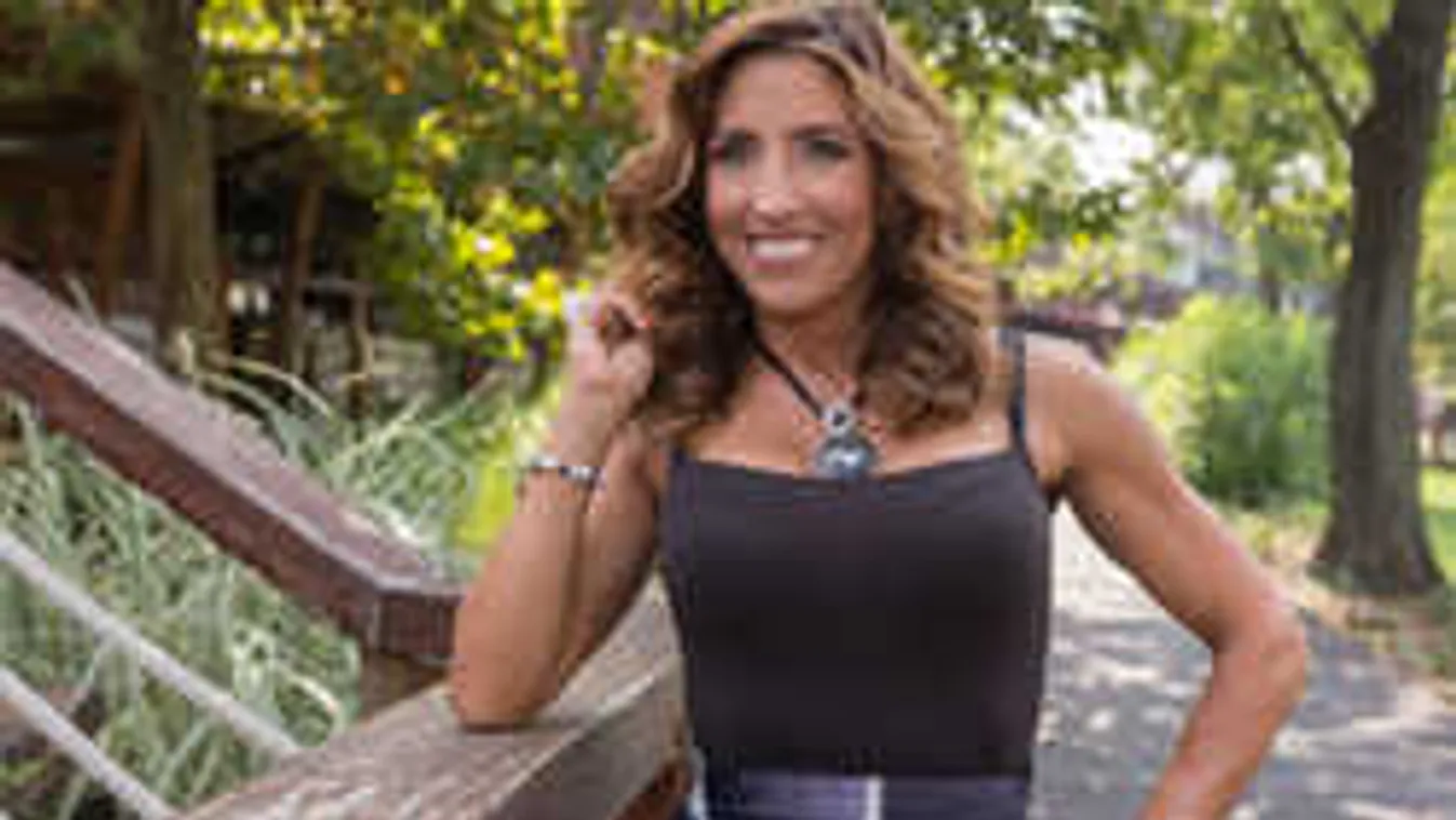 Medence partján mutatta meg tökéletes testét Rubint Réka