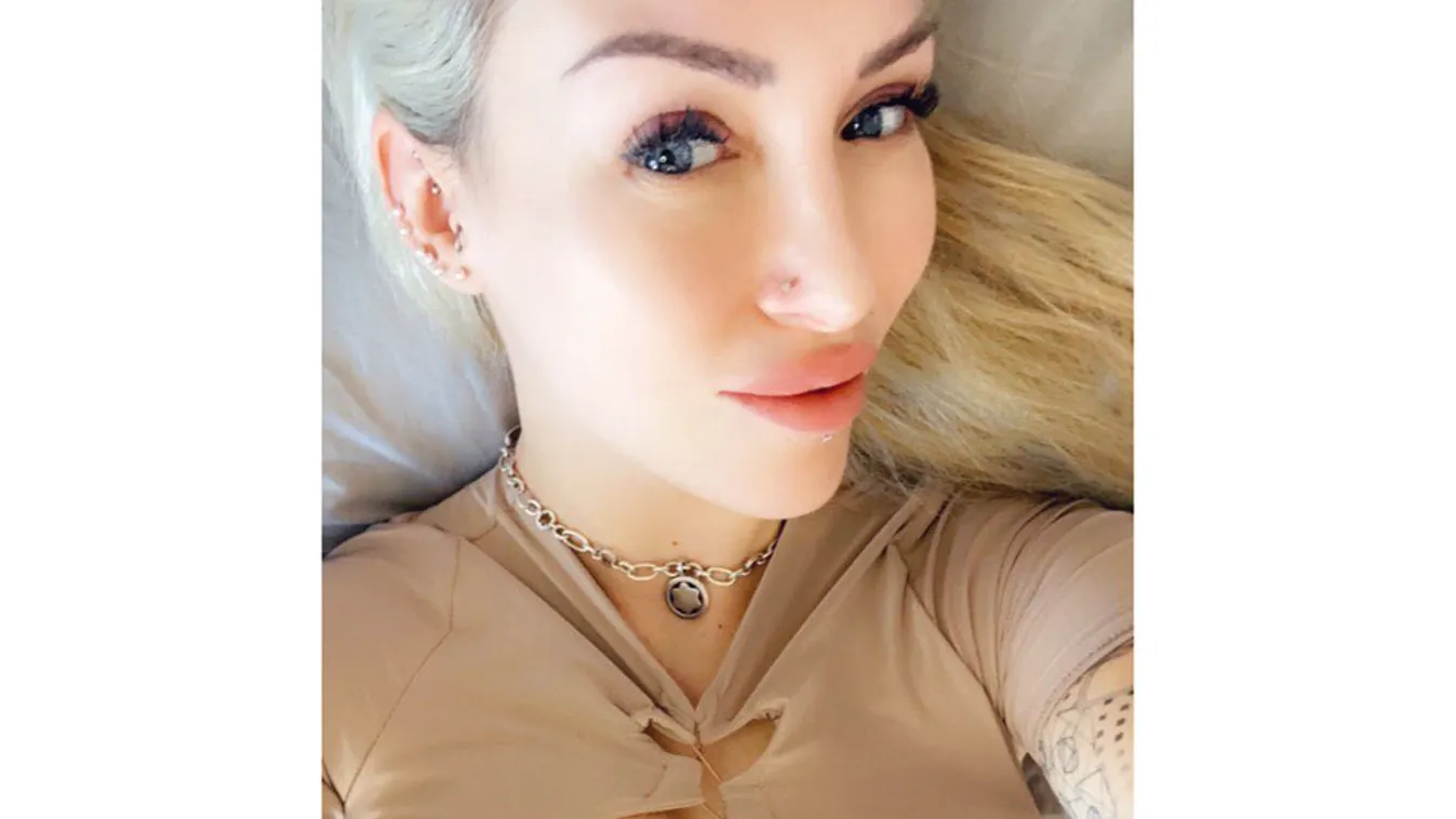 Rafináltan teszteli a férfiasságot a szőke ciklon.