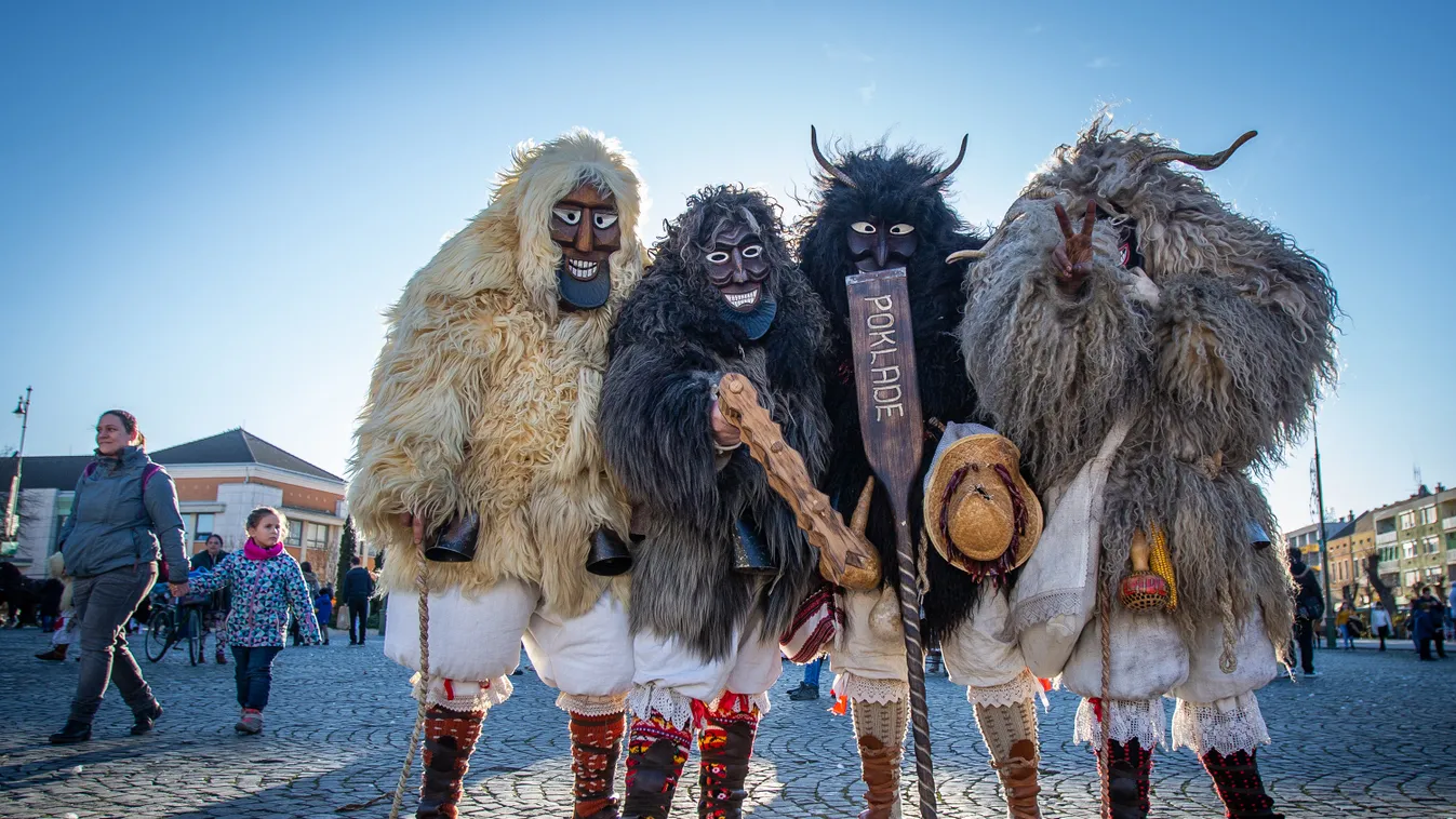 Félelmetes fotók, 2000 maskarás lepte el Mohácsot