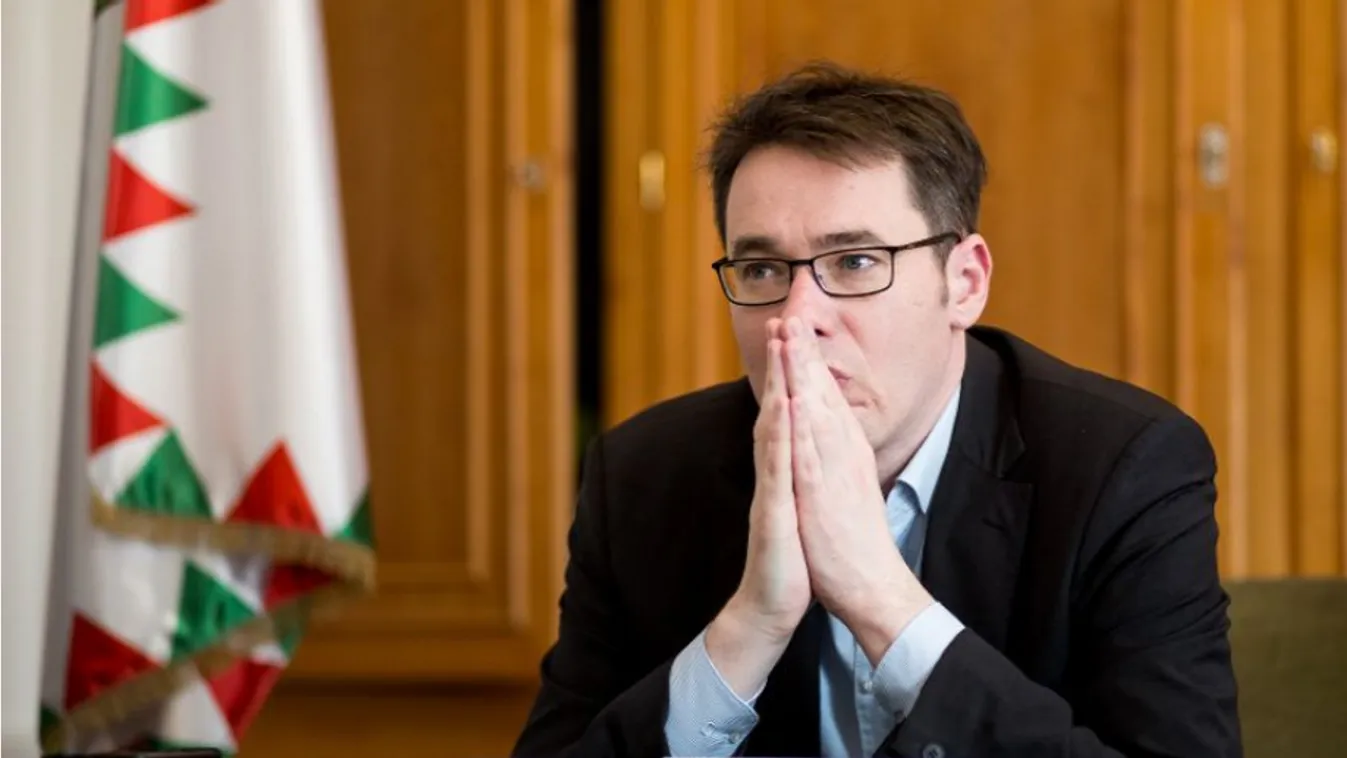 Karácsony megint hazudott: körülötte mindenki angolul beszélt, ő magyarul makogott