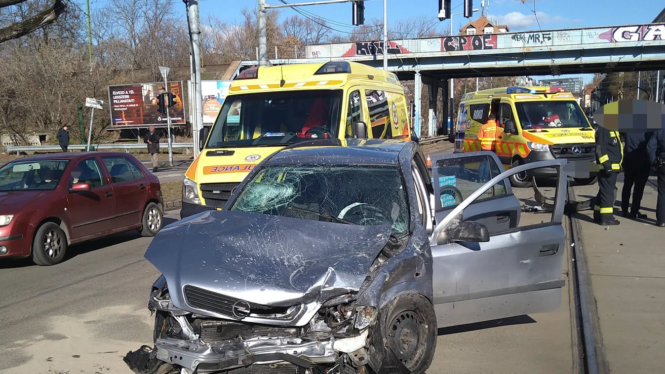 Mentővel ütközött egy autós a Fehérvári úton, a sofőr kritikus állapotban van - Fotó