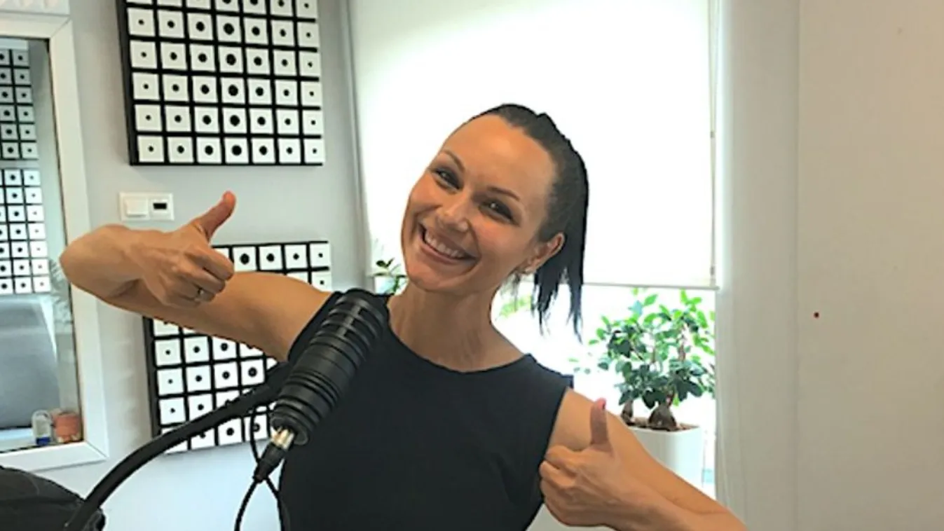 Eldobod az agyad: meztelenül vezetett ma műsort a szexi magyar rádiós - itt a fotó