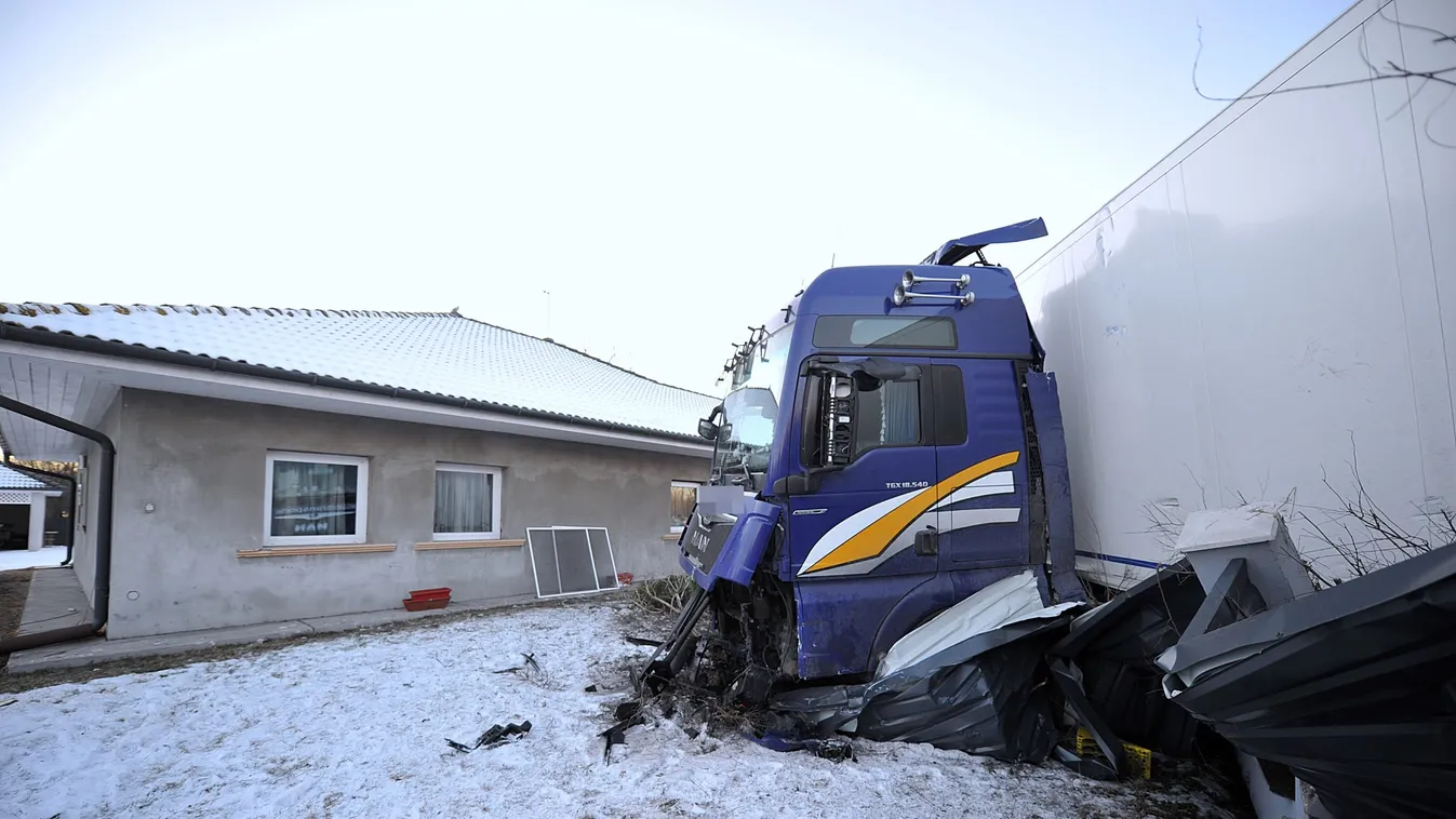 Sokkoló: harmadszor landolt kamion a bodoglári család kertjében