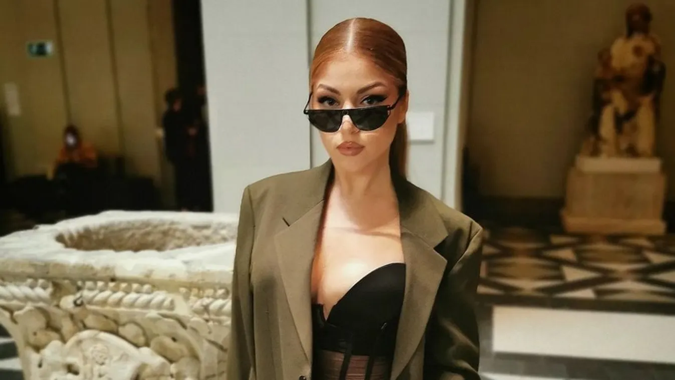 Apró csipketangában pózol Tolvai Reni