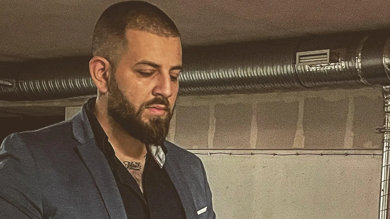 Félmeztelenül üzent G.w.M-nek Alekosz öccse, majd szétverte a berendezést