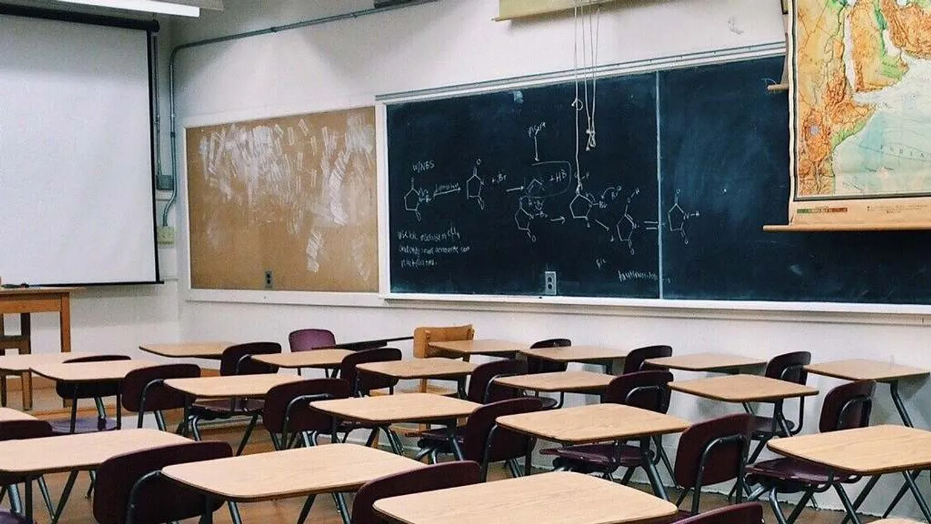 Lecsapott a rendőrség az iskolában, 19 tanárnál találtak hamis Covid-igazolványt – videó