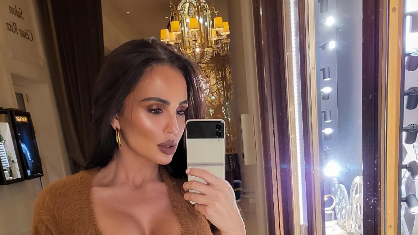 Pucéran strandol a brutál mellű focistafeleség