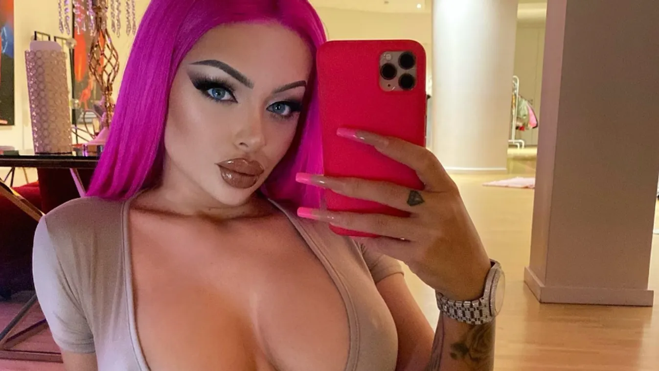 Terpesz a motorházon, apró bugyiban tárta szét a combjait a kebelcsoda