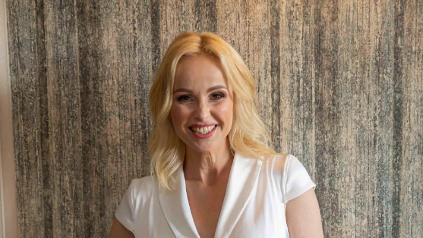 Bikinifelsője alig bírta el Köllő Babett melleit