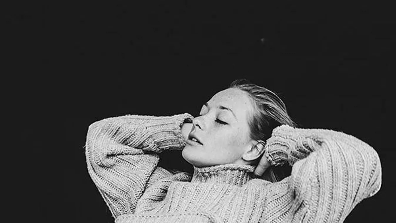 Csupasz popsijánál csak a melle szebb, teljesen meztelenül térdel az érzéki kebelcsoda