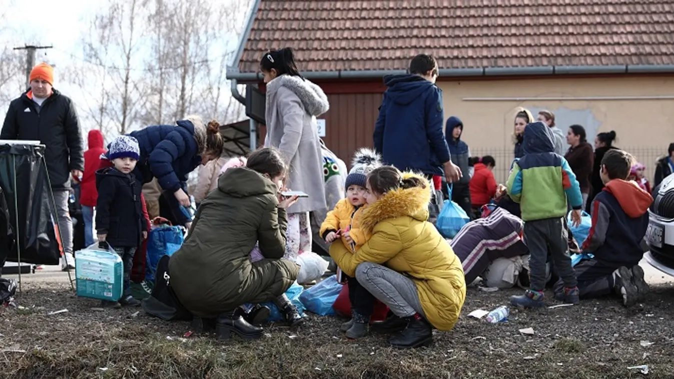 „Rettegünk a háborútól" - megrázó beszámolók a határról, szívszorító fotók