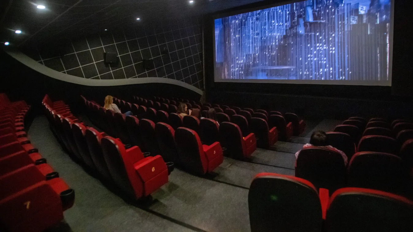 Felháborító: használt poharakban és tálcákban szolgálták ki a nézőket egy magyar moziban