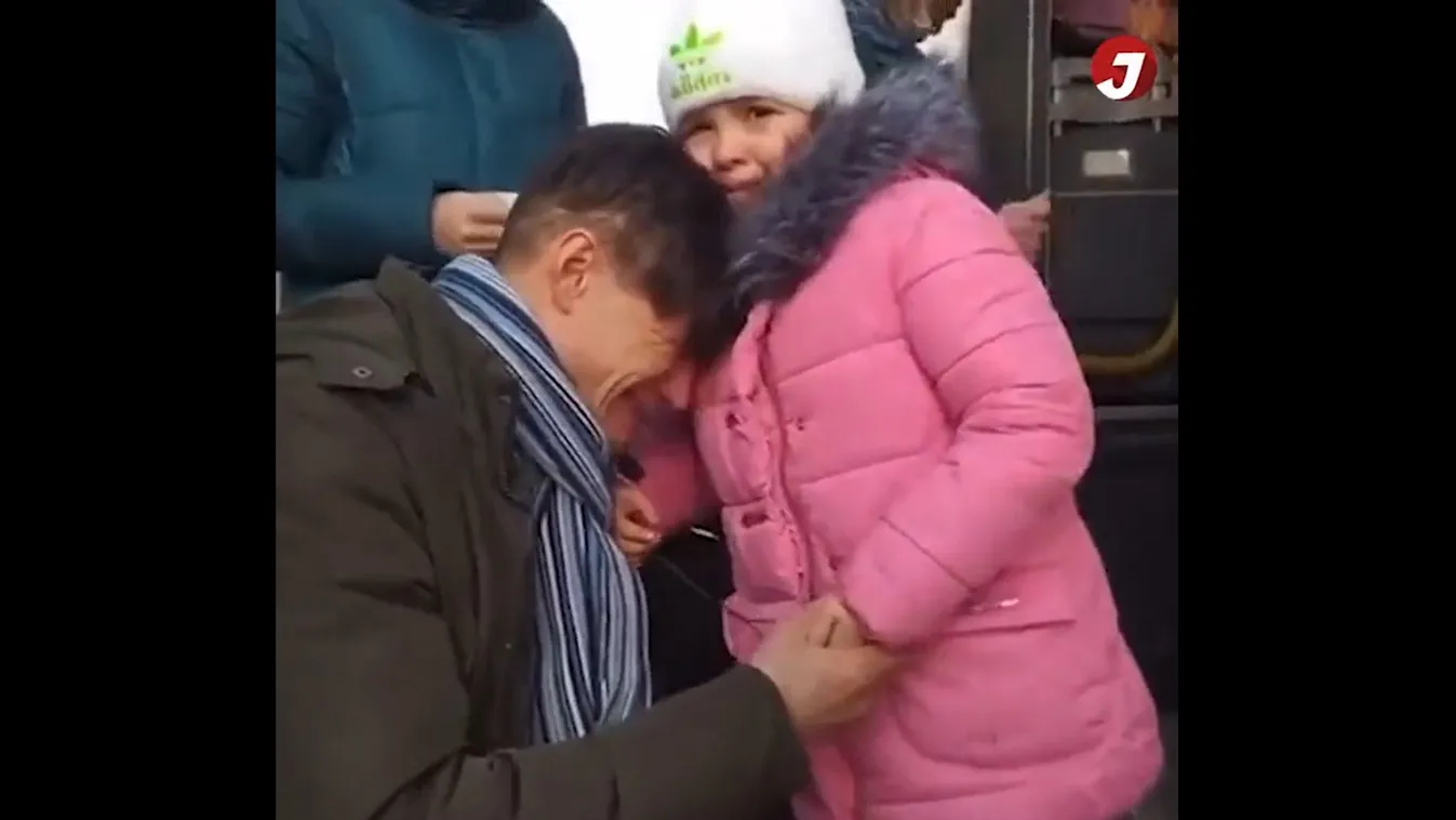 Zokogva engedte el kislánya kezét az ukrán apuka