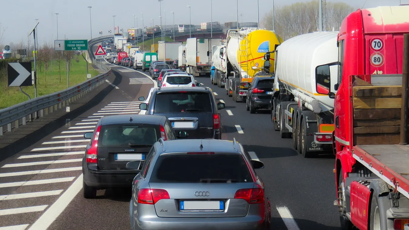 Leállt a forgalom az M0-son, az út közepén sétálgató miatt - Videó