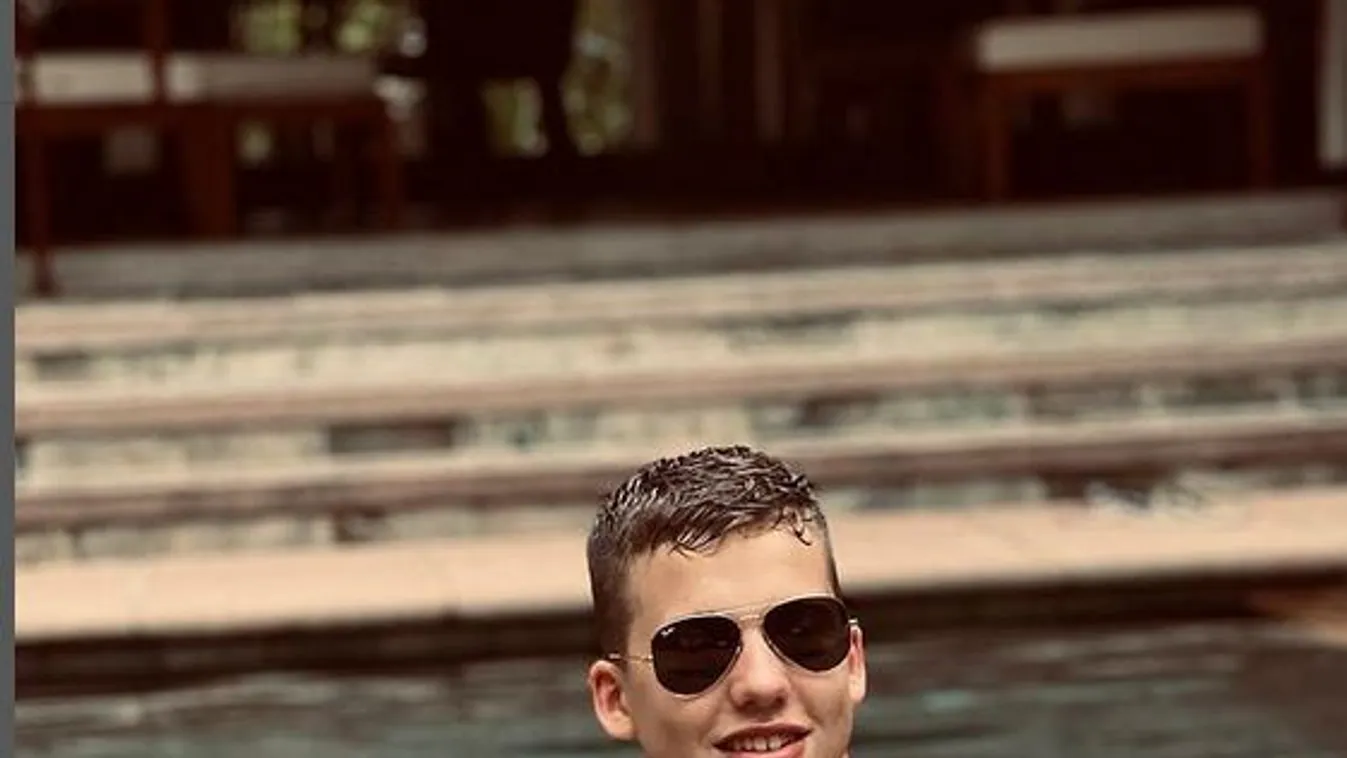 Na, ettől olyan az ifjabb Schobert Norbi hasfala, mint egy sajtreszelő