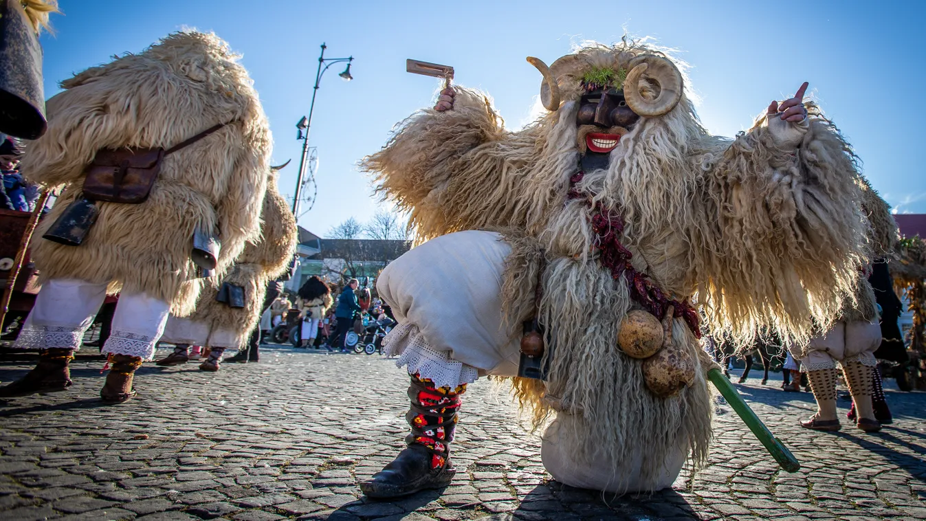 Rekordszámú maskarás: eddig tart a busójárás – Fotók