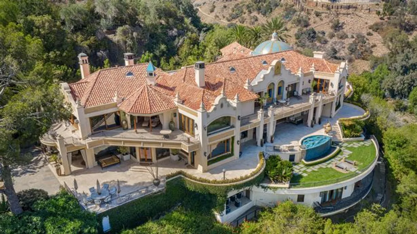 Ez bizarr: Eladó a káprázatos luxusvilla, ahol lemészárolták a terhes sztárszínésznőt