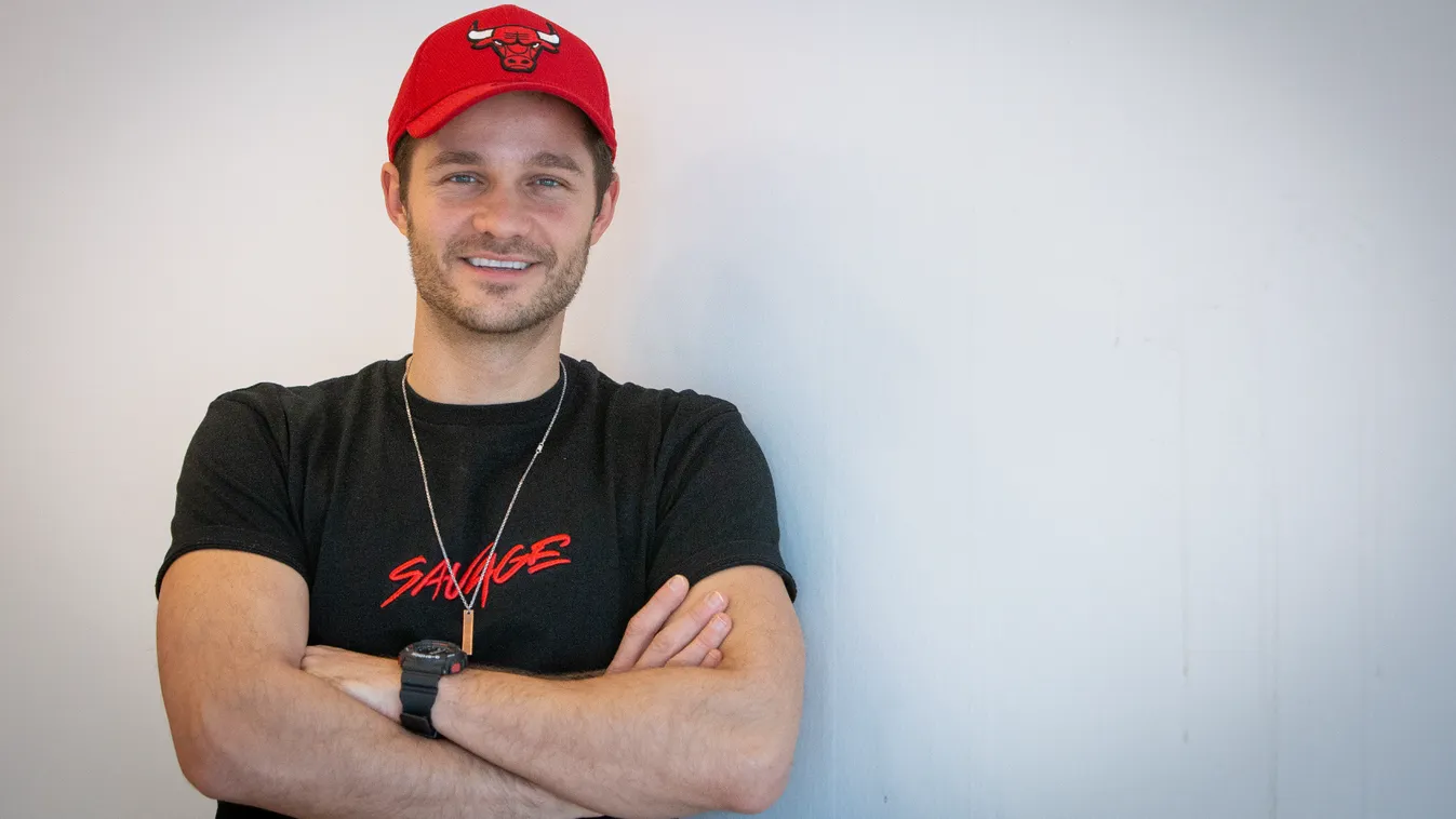 Volt feleségével fotózták le a magyar sztárénekest