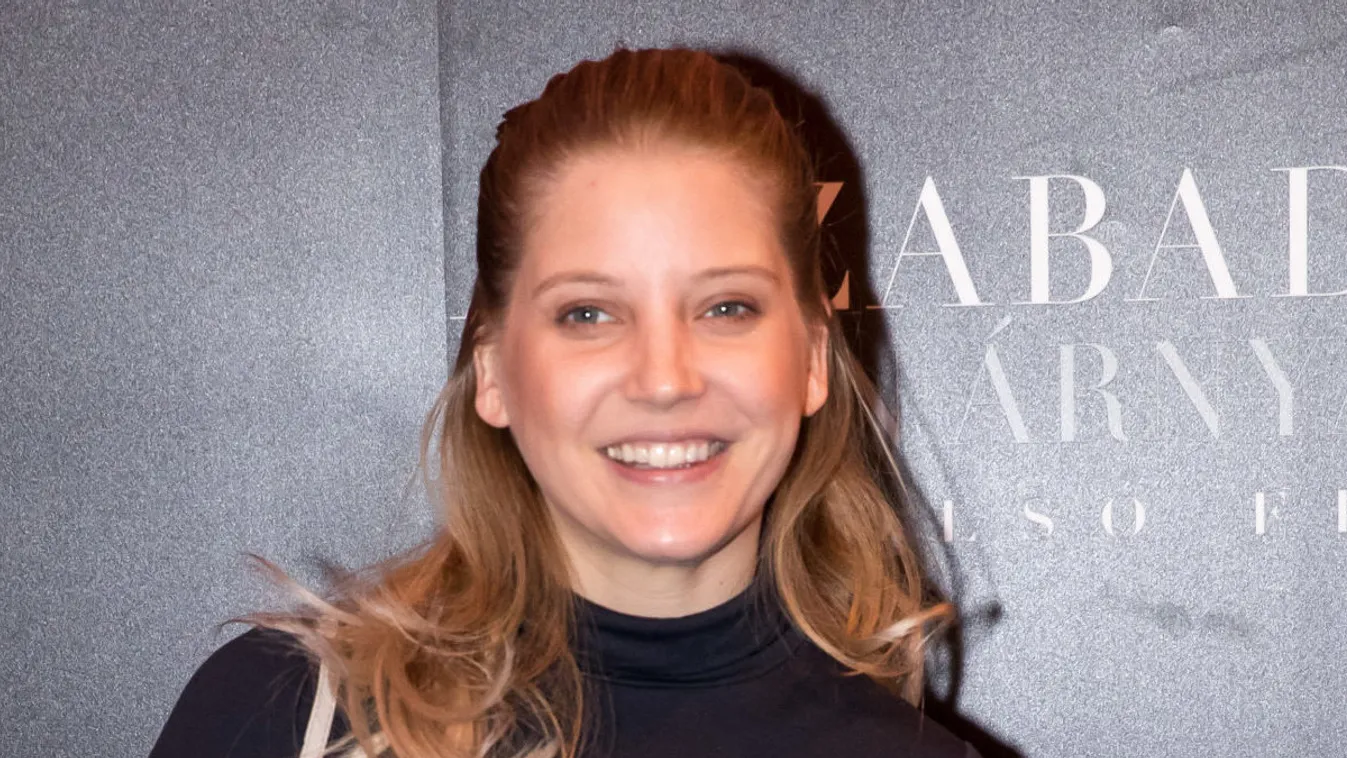 Merész ruhában fotózták le Szabó Zsófit