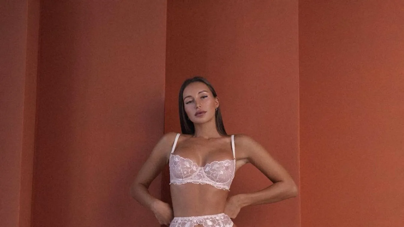 Pucéran fekszik az ágyon, lecsusszan a paplan a bombázó álomba illő testéről - Videó