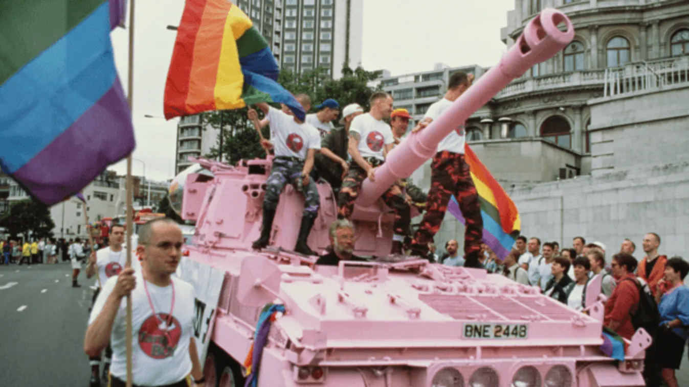 A brit titkosszolgálat vezetője szerint az LMBTQ-jogok különböztetnek meg "minket" Putyintól