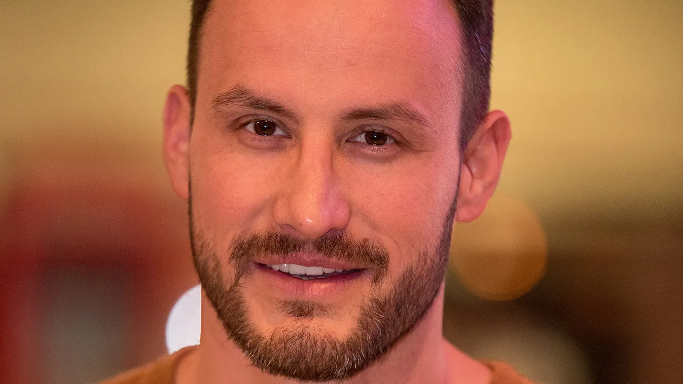 Körberajongják a nők Csutit