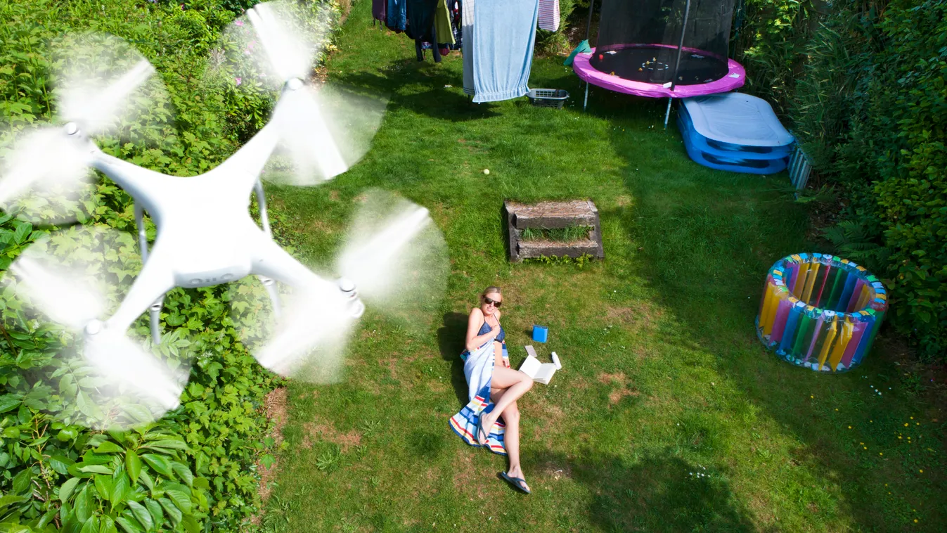 Az égből esett le a kertbe az eltévedt csomag